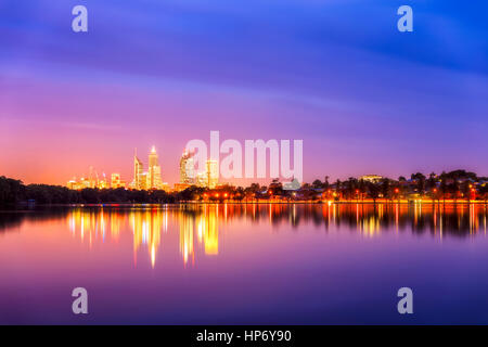 Skyline von Perth und Lake Monger Stockfoto