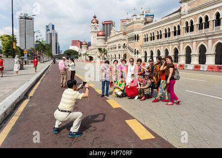 KUALA LUMPUR, MALAYSIA - 14. Januar 2017: Eine Gruppe von chinesischen Touristen posiert für ein Foto vor dem Sultan Abdul Samad Gebäude von Kuala Lumpur I Stockfoto