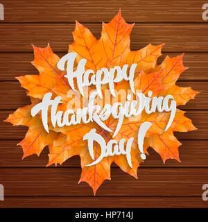 Happy Thanksgiving Day - Blätter Hand Schriftzug Grußkarte mit Ahorn auf hölzernen Hintergrund Stock Vektor