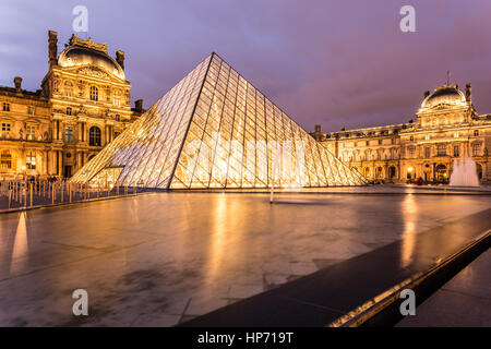 PARIS, Frankreich - 4. August 2016: Die Lamellen Palast in der Nacht in der Hauptstadt Paris, Frankreich. Stockfoto
