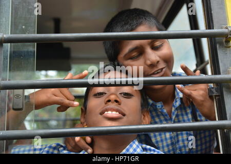 Mumbai, Indien - 28. Oktober 2015 - Kinder von Kindern «s nach Hause fahren im Schulbus powered by erwerfen Projekt mit Sitz in Europa Stockfoto