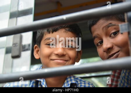 Mumbai, Indien - 28. Oktober 2015 - Kinder von Kindern «s nach Hause fahren im Schulbus powered by erwerfen Projekt mit Sitz in Europa Stockfoto