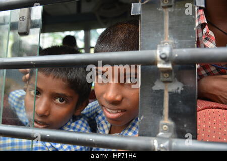 Mumbai, Indien - 28. Oktober 2015 - Kinder von Kindern «s nach Hause fahren im Schulbus powered by erwerfen Projekt mit Sitz in Europa Stockfoto