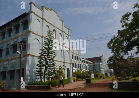 Mangalore, Indien - 28. Oktober 2015 - Studenten in St. Aloysius College herumlaufen Stockfoto