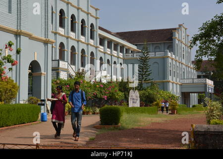 Mangalore, Indien - 28. Oktober 2015 - Studenten in St. Aloysius College herumlaufen Stockfoto