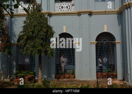 Mangalore, Indien - 28. Oktober 2015 - Studenten in St. Aloysius College herumlaufen Stockfoto