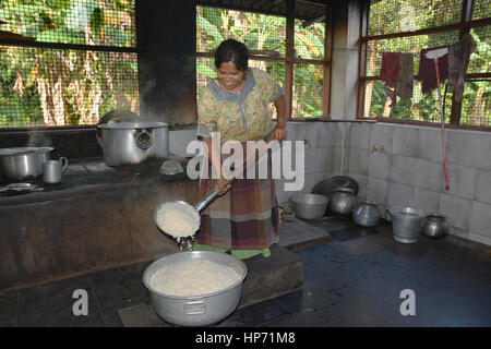 Mumbai, Indien - 28. Oktober 2015 - Frau Kochen Reis in einer traditionellen Küche in Indien am offenen Feuer Stockfoto