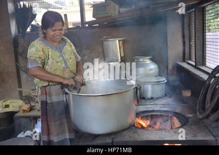Mumbai, Indien - 28. Oktober 2015 - Frau Kochen Reis in einer traditionellen Küche in Indien am offenen Feuer Stockfoto
