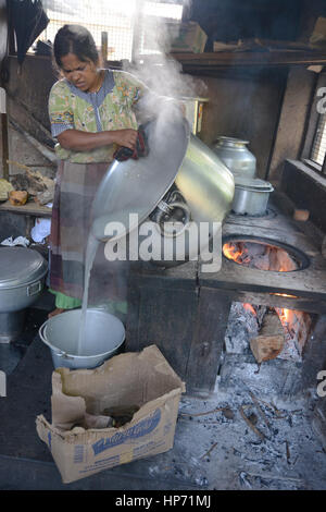 Mumbai, Indien - 28. Oktober 2015 - Frau Kochen Reis in einer traditionellen Küche in Indien am offenen Feuer Stockfoto