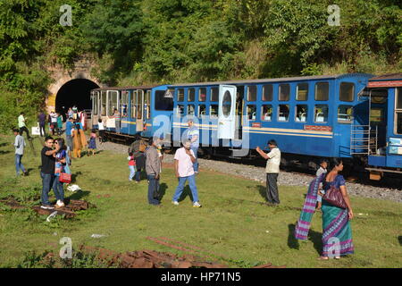 Mettupalayam, Indien - 29. Oktober 2015 - Touristen vor berühmten Spielzeugeisenbahn im UNESCO-Welterbe Stockfoto