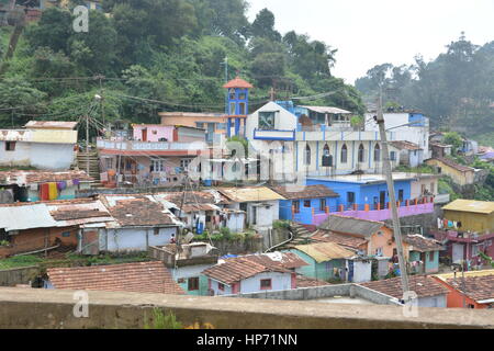 Coonoor, Indien - 30. Oktober 2015 - Blick auf Slum in Coonor, Nilgri Berge Stockfoto