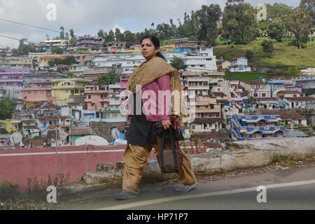 Coonoor, Indien - 30. Oktober 2015 - Frau vor Slum in Coonor, Nilgri Berge Stockfoto