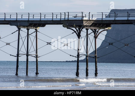 Saltburn Pier, Beine zeigen und Verstrebungen Draht mit Klippe hinter. Warsett Hill und Jagd Klippe im Hintergrund Stockfoto