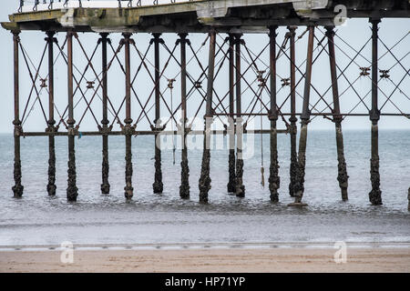 Saltburn durch die viktorianischen Pier Meer Beine Stockfoto