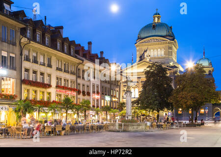 BERN, Klub - 12. September 2016: Menschen Abendessen in Restaurants direkt vor dem Bundeshaus in Bern, wo Platz für die Schweizer Regi Stockfoto