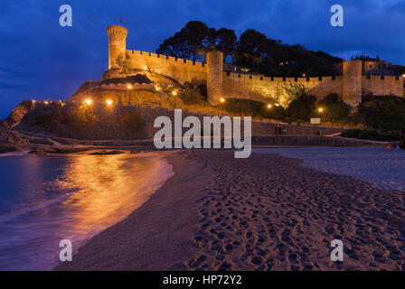 Tossa de Mar Stadt, Strand und Burg von Nacht, beleuchteten mittelalterlichen Stadtmauern der Vila Vella (Altstadt), Costa Brava, Katalonien, Spanien, Europa Stockfoto