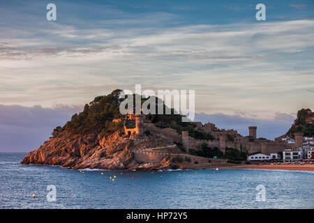 Tossa de Mar Stadt bei Sonnenuntergang an der Costa Brava, Mittelmeer-Küste in Katalonien, Spanien Stockfoto