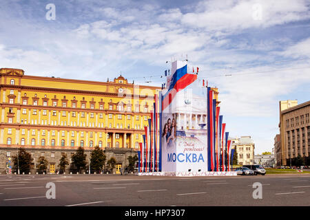 Ansicht der Lubjanka-Platz. Hauptsitz des KGB in Russland ist in den Hintergrund. Advertisiment der Tag der Stadt Moskau befindet sich im Herzen der Region. Stockfoto