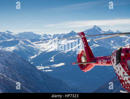 Lauchernalp, Schweiz - 13. Februar 2017: Fantail Eurocopter EC135 Helikopter der Schweizer "Air Zermatt" landete in den Bergen auf der Lauchernal Stockfoto