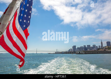 Skyline von San Francisco Financial District und Oakland Bridge an sonnigen Tag, Kalifornien, USA. Blick auf das Meer vom Schiff zur Insel Alcatraz mit A Stockfoto