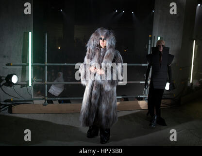 Modelle zur Gareth Pugh Herbst/Winter 2017 London Fashion Week zeigen in Collins' Music Hall, London. PRESS ASSOCIATION. Bild Datum: Samstag, 18. Februar 2017. Bildnachweis sollte lauten: Isabel Infantes/PA Wire Stockfoto