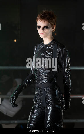 Modelle zur Gareth Pugh Herbst/Winter 2017 London Fashion Week zeigen in Collins' Music Hall, London. PRESS ASSOCIATION. Bild Datum: Samstag, 18. Februar 2017. Bildnachweis sollte lauten: Isabel Infantes/PA Wire Stockfoto