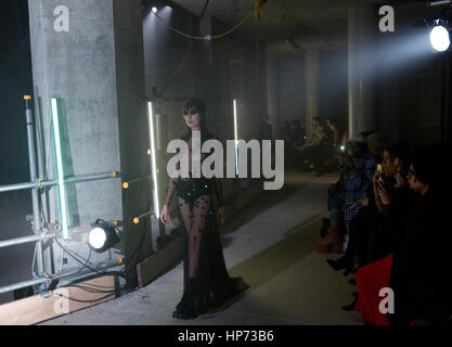 Modelle zur Gareth Pugh Herbst/Winter 2017 London Fashion Week zeigen in Collins' Music Hall, London. PRESS ASSOCIATION. Bild Datum: Samstag, 18. Februar 2017. Bildnachweis sollte lauten: Isabel Infantes/PA Wire Stockfoto