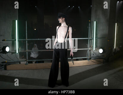 Modelle zur Gareth Pugh Herbst/Winter 2017 London Fashion Week zeigen in Collins' Music Hall, London. PRESS ASSOCIATION. Bild Datum: Samstag, 18. Februar 2017. Bildnachweis sollte lauten: Isabel Infantes/PA Wire Stockfoto