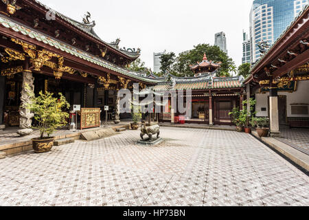 Singapur, Singapur - 21. September 2016: Thian Hock Keng Tempel in Singapur, Buddhismus und Taoismus, gewidmet kontrastiert mit dem modernen t Stockfoto