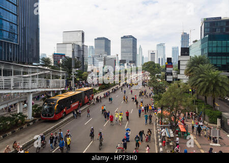 JAKARTA, Indonesien - 25. September 2016: Menschen genießen den autofreien Tag, was, jeden Sonntag Morgen auf der Sudirman Avenue in Jakarta passiert, wo Stockfoto