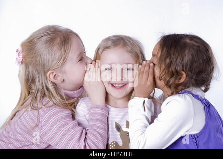 Modell veröffentlicht, Drei Maedchen, 6 Bis 7 Jahre, Fluestern ins Ohr - drei Mädchen Flüstern Stockfoto