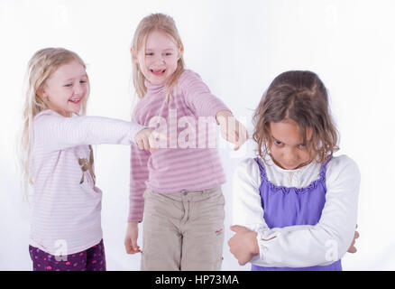 Model Release, Dunkelhaeutiges Maedchen, 7 Jahre, Wird von Anderen näher Verspottet - dunklen enthäuteten Mädchen bekommt verspottet Stockfoto