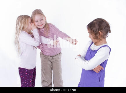 Model Release, Dunkelhaeutiges Maedchen, 7 Jahre, Wird von Anderen näher Verspottet - dunklen enthäuteten Mädchen bekommt verspottet Stockfoto