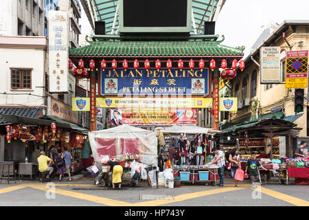 KUALA LUMPUR, MALAYSIA - 11. Januar 2017: Menschen wandern rund um den Eingang von den berühmten Petaling Street Market in Kuala Lumpur Chinatown. Stockfoto