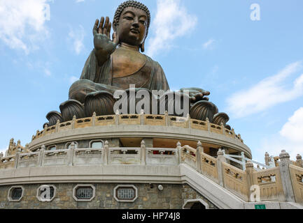 Gigantische Bronze Tian Tan Buddha auf einem Hügel auf der Insel Lantau Stockfoto