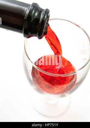 Wein in ein Glas isoliert Stockfoto
