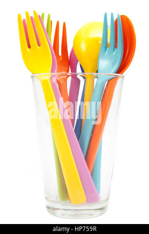 mehrfarbige Gedecke isoliert Kunststoffglas Stockfoto