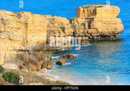 Sommer Abend felsigen Atlantikküste Ansicht und Sandstrand Praia de Sao Rafael mit Kalkstein Klippen, Albufeira, Algarve, Portugal). Stockfoto