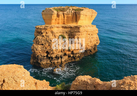 Kalksteinfelsen in Küstennähe. Sommerabend Atlantikküste Ansicht (Praia de Sao Rafael, Albufeira, Algarve, Portugal). Stockfoto