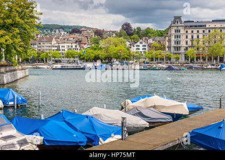 Zürich, Schweiz - 24. Mai 2016: Architektur von Zürich, die grösste Stadt der Schweiz und die Hauptstadt des Kantons Zürich. Boot Stockfoto