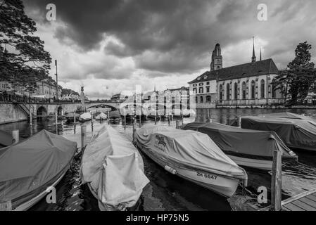 Zürich, Schweiz - 24. Mai 2016: Architektur von Zürich in trüben Regenwetter, die größte Stadt der Schweiz und die Hauptstadt des Kantons Stockfoto