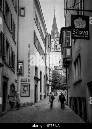 Zürich, Schweiz - 24. Mai 2016: Architektur in Zürich. Schwarz / weiß Bild der engen Gassen in der Altstadt von Zürich, Schweiz. Stockfoto