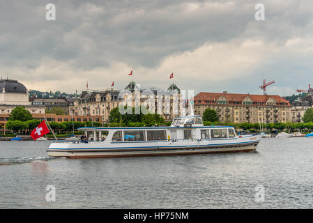 Zürich, Schweiz - 24. Mai 2016: Ausflugsschiff Bachtel auf eine Rundfahrt auf dem Zürichsee bei bewölktem Wetter, Zürich, Schweiz, Europa. Zürichsee Stockfoto