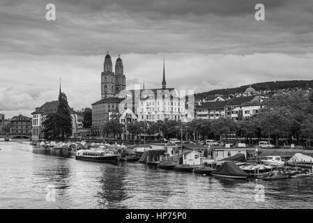 Ansicht der historischen Stadt Zürich mit Grossmünster Kirche und Limmat Fluß an einem trüben regnerischen Tag, Zürich, Schweiz. Schwarz / weiß Fotografie. Stockfoto