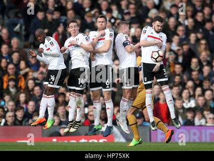 Fulhams Sone Aluko (links), Fulham Stefan Johansen (zweiter von links), Fulham Kevin McDonald (Mitte), Fulham Tom Cairney (zweiter von rechts) und Fulhams Scott Malone (rechts) Sprung in der Wand nach Tottenham Hotspurs Christian Eriksen (nicht im Bild) einen Freistoß in den Emiraten FA Cup, fünfte Runde nimmt match im Craven Cottage, London. Stockfoto