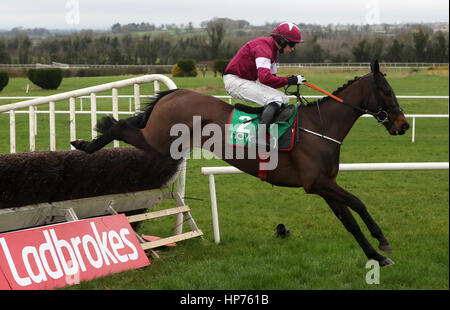 Ball d ' Arc, geritten von Bryan Cooper springt das letzte The Flyingbolt Anfänger Hindernislauf bei Ladbrokes Boyne Hurdle Raceday in Navan Rennbahn zu gewinnen. Stockfoto