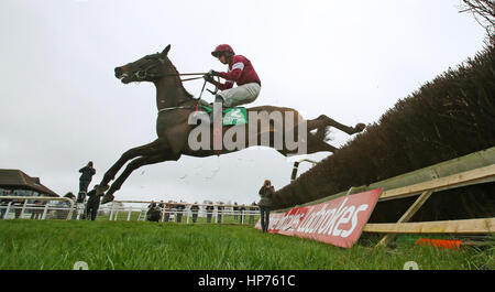 Ball d ' Arc, geritten von Bryan Cooper springt das letzte The Flyingbolt Anfänger Hindernislauf bei Ladbrokes Boyne Hurdle Raceday in Navan Rennbahn zu gewinnen. Stockfoto