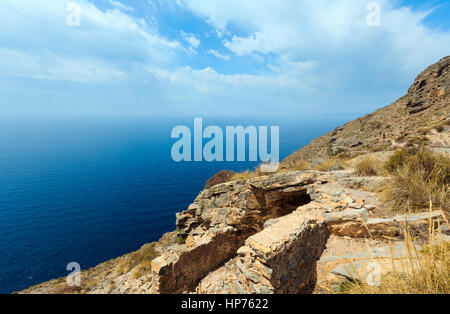 Castillitos Bateria auf Tinoso Kap und Blick aufs Meer (Cartagena, Spanien). Zwischen 1933 und 1936 eingebaut. Stockfoto