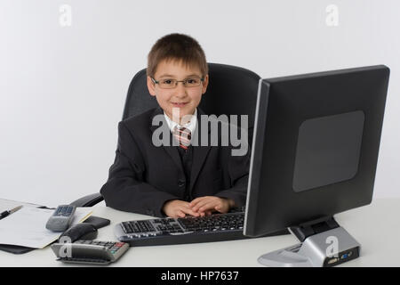 Model Release, Kleiner Geschaeftsmann Im Buero - kleine Geschäftsmann im Büro Stockfoto