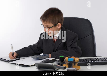 Model Release, Kleiner Geschaeftsmann Im Buero - kleine Geschäftsmann im Büro Stockfoto